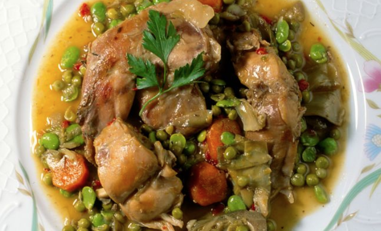 Ensalada de pimientos asados atún y huevo con conejo de monte en menestra